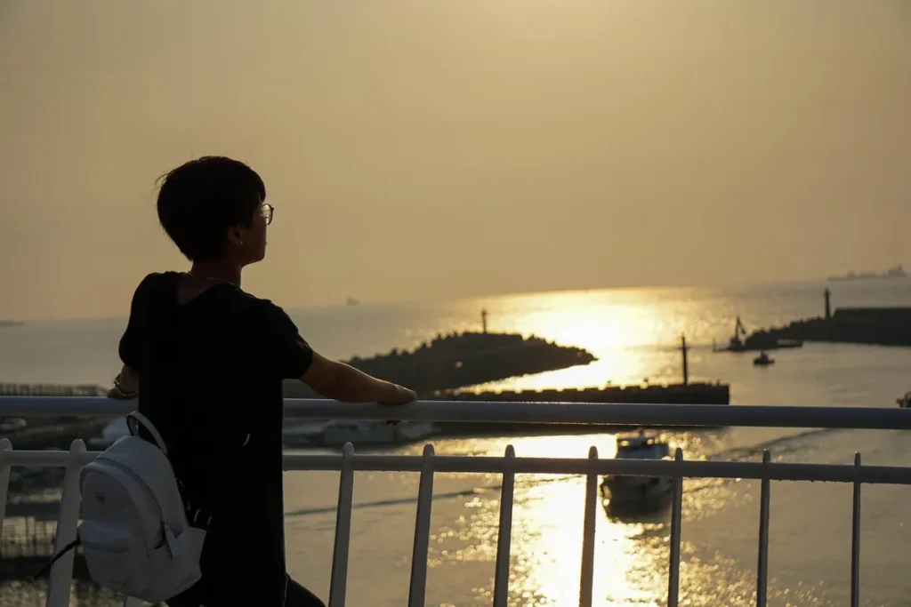 Study abroad: Peek, standing and sunset