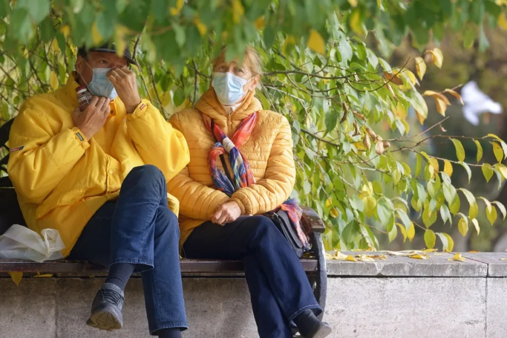 Public health insurance: elderly couple, park and pandemic
